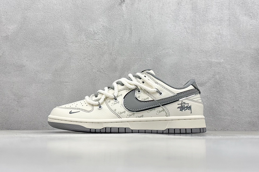 Nike SB Dunk Low x Stussy